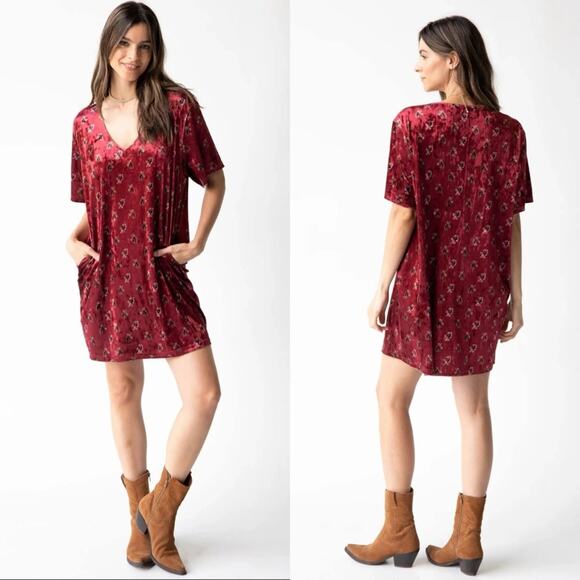 NATURAL LIFE Dresses & Skirts - Natural Life Claire Velvet floral Mini Dress V-Neck Cranberry Floral Sz L